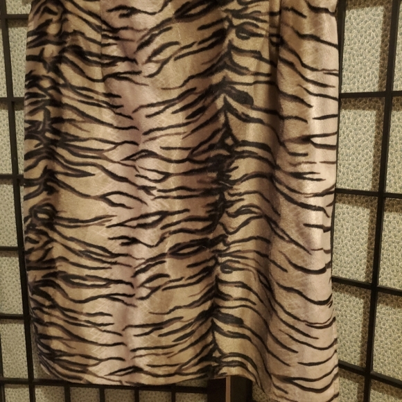 Valerie Stevens Tiger Print Skirt Size 14 Feels like Velour Velvet very Soft - Picture 1 of 9